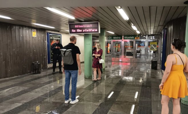 Сильная гроза в Праге осложнила движение трамваев. На Збраславе поезд столкнулся с осыпавшимися камнями