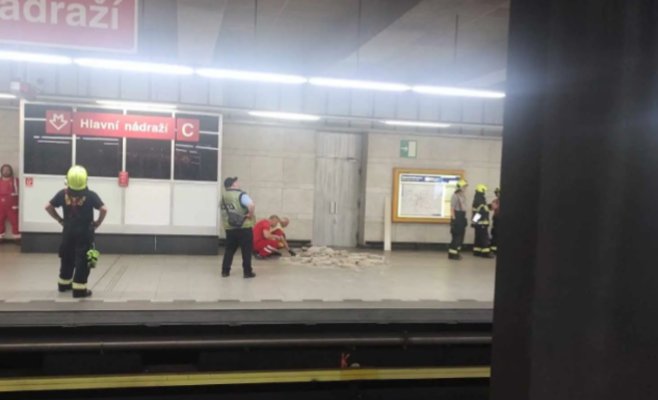 На платформу метро обвалилась часть потолка