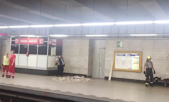 На платформу метро обвалилась часть потолка