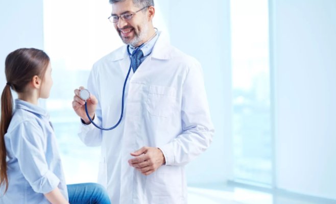 Последствия нехватки педиатров: 14-летние подростки все чаще переходят к семейным терапевтам