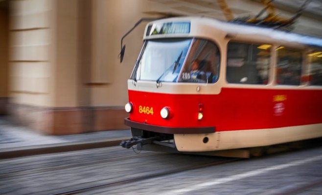 В пражских Модржанах сошел с рельсов трамвай. Движение прервано