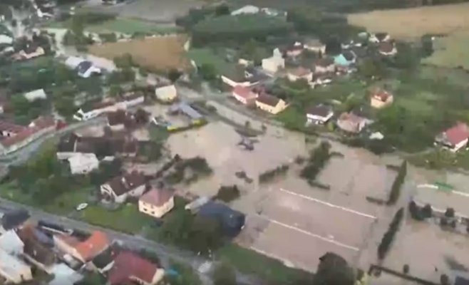 В Сазовице на Злинске после наводнения образовалась лагуна, на улицах полметра воды