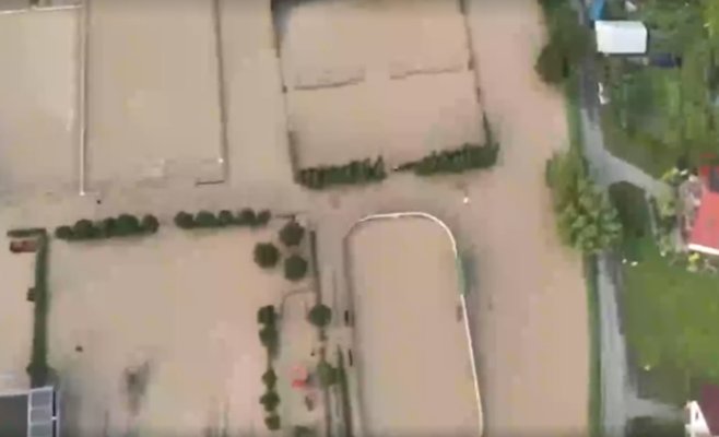 В Сазовице на Злинске после наводнения образовалась лагуна, на улицах полметра воды