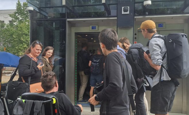 На станции метро 