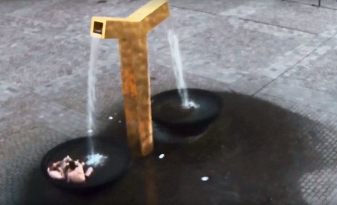 Пьяные немецкие туристы искупались в центре Плзни. Они превратили фонтан в небольшой бассейн