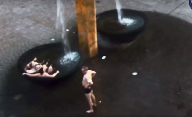 Пьяные немецкие туристы искупались в центре Плзни. Они превратили фонтан в небольшой бассейн