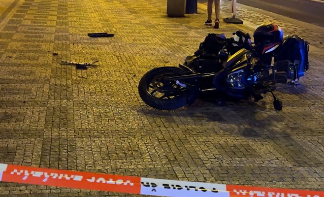 Два иностранца на мотоцикле попали в аварию на пражской улице Народни-Тршида, въехав на тротуар
