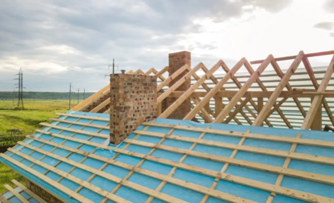 Строитель обещал реконструкцию крыши и взял аванс. Хозяин дома ждет начала работ уже больше года