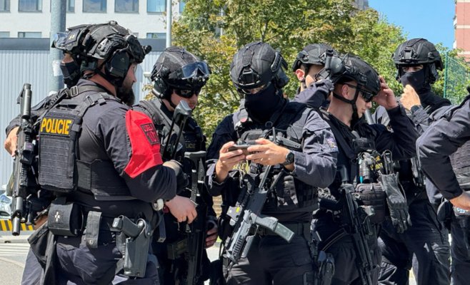 Стрельба на улице в пражских Řepích: люди в панике убегали, полиция с автоматами обыскивала место происшествия