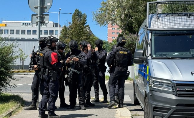 Стрельба на улице в пражских Řepích: люди в панике убегали, полиция с автоматами обыскивала место происшествия