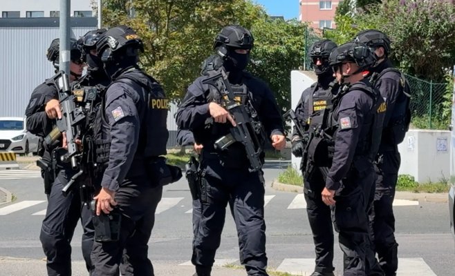 Стрельба на улице в пражских Řepích: люди в панике убегали, полиция с автоматами обыскивала место происшествия
