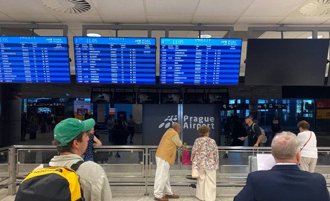 Тысяча чемоданов отправили из аэропорта Рузыне. Аэропорт избавился от ночного кошмара, но задержки сохраняются