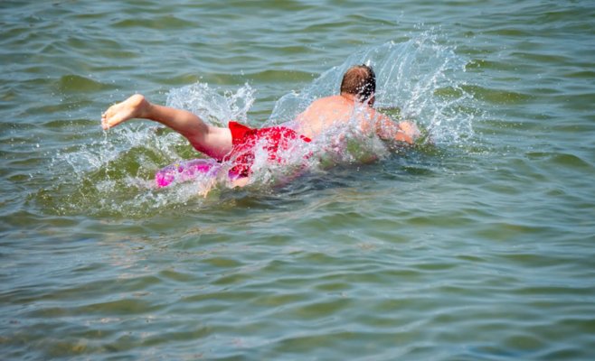 Сильный ветер унёс чехов на надувном матрасе в открытое море в Хорватии