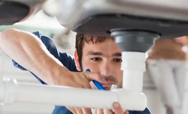 Дорого, но многофункционально: Почему услуги «мужа на час» популярнее обычных мастеров