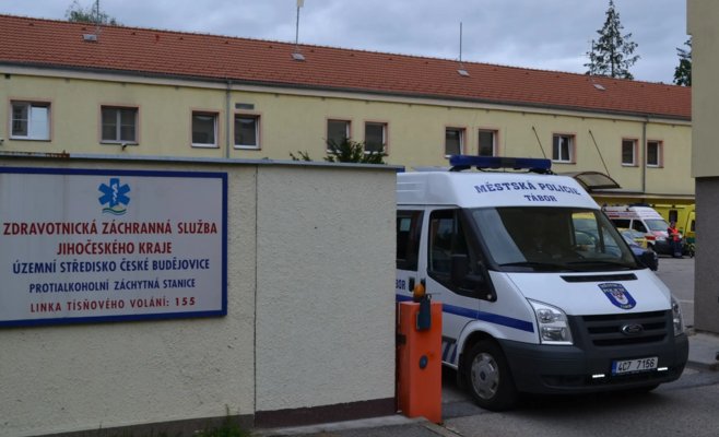 Три женщины в Таборе перебрали с алкоголем: одна лежала полуголая между машинами, другая устроила дебош в кафе