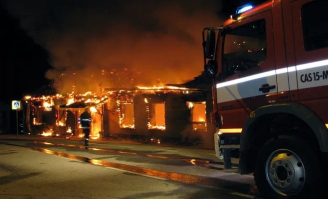 Смерть женщины в горящей квартире в Страконице расследуют криминалисты