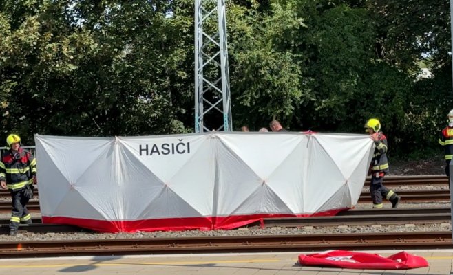 Поезда этой ночью сбили пятерых человек, четверо погибли