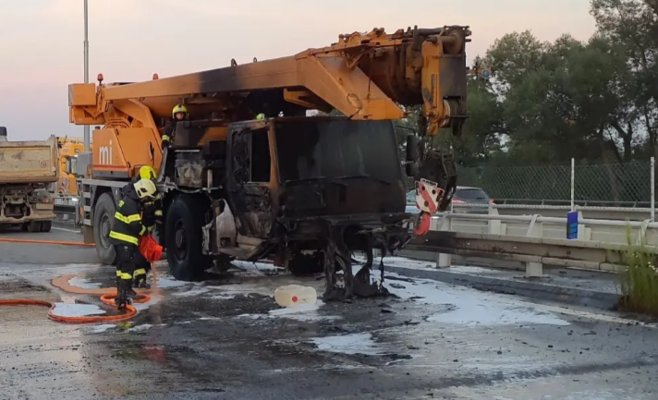 На ремонтируемом участке трассы D1 под Брно загорелся автокран, пожарные перекрыли движение в обоих направлениях