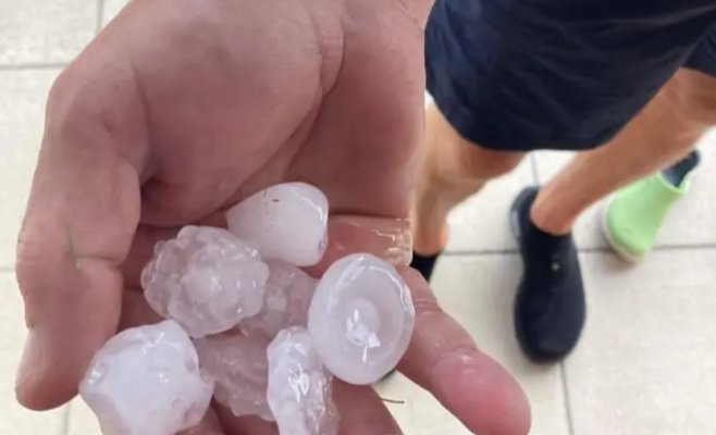 Сильные грозы останавливают поезда и валят деревья