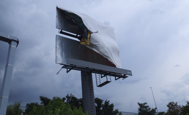 Сильные грозы останавливают поезда и валят деревья