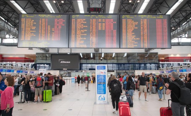 Цены на авиабилеты часто снижаются, но сборы могут быть выше