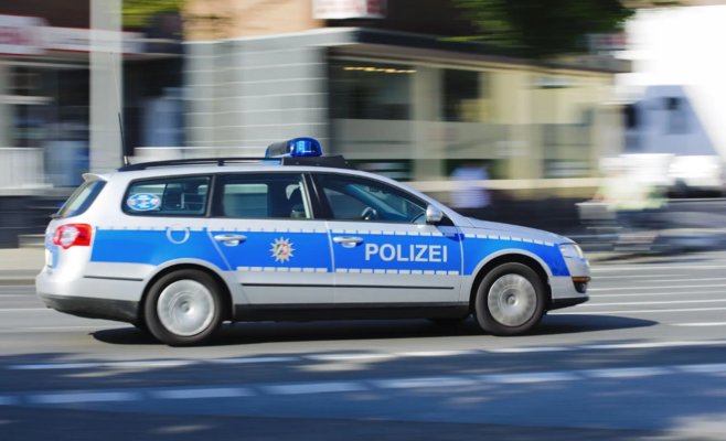 Двенадцатилетняя девочка с ножом угрожала детям на детской площадке в Германии: полиция стреляла в воздух