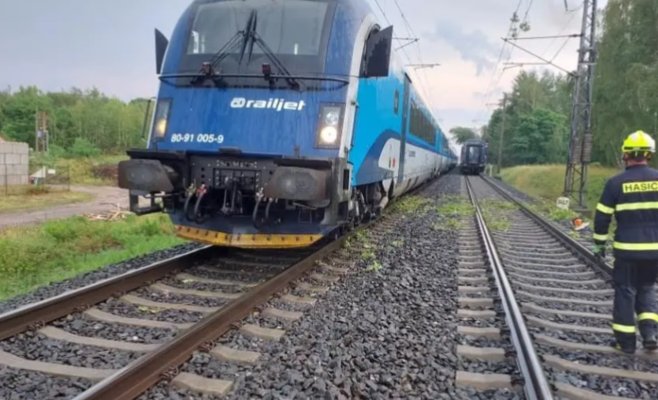 В двух поездах на Пардубицкой железной дороге застряли 675 человек из-за упавшего дерева