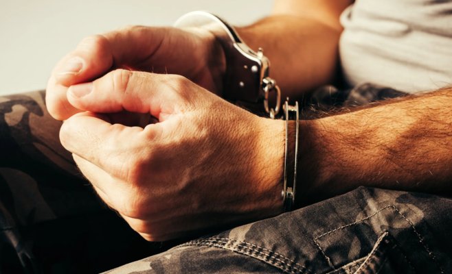 Мужчина из Будейовиц заманивал в свою квартиру мальчиков на сигареты и деньги, а затем подвергал их сексуальному насилию