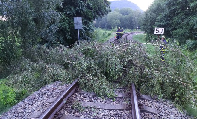 Пожарные выезжали почти на тысячу случаев. В Пардубицком районе молния подожгла крышу дома