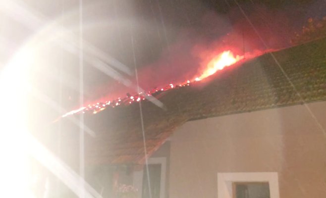 Пожарные выезжали почти на тысячу случаев. В Пардубицком районе молния подожгла крышу дома