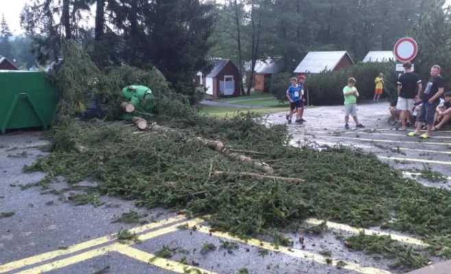 Пожарные выезжали почти на тысячу случаев. В Пардубицком районе молния подожгла крышу дома