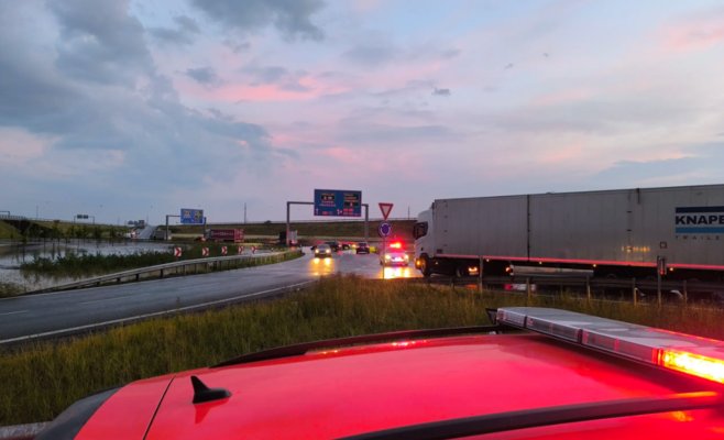 Пожарные выезжали почти на тысячу случаев. В Пардубицком районе молния подожгла крышу дома