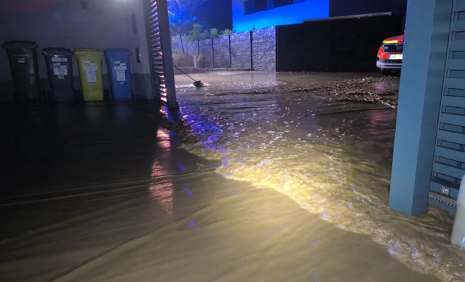 Пожарные выезжали почти на тысячу случаев. В Пардубицком районе молния подожгла крышу дома