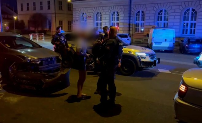 В центре Праги пьяная женщина водитель врезалась в несколько автомобилей, тест на алкоголь показал более 2 промилле