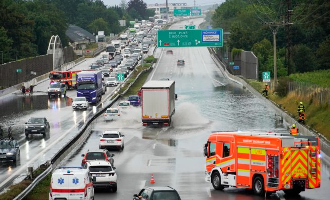 Штормы вновь валят деревья и останавливают поезда в Чехии