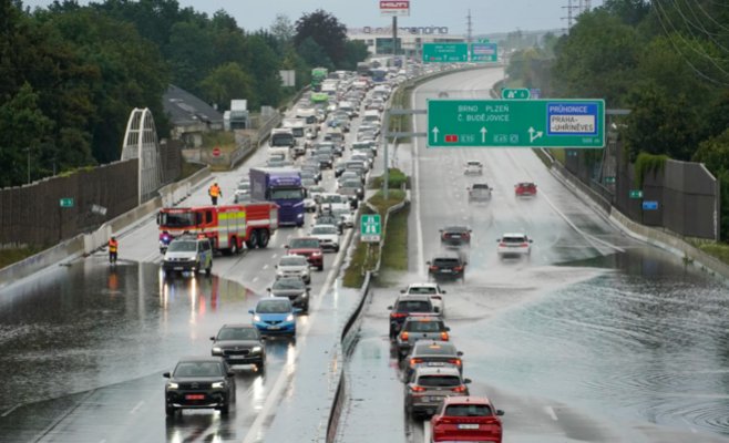 Штормы вновь валят деревья и останавливают поезда в Чехии