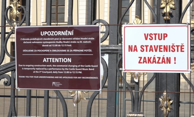 Туристы разочарованы: из-за ремонта на Пражском граде отменили смену караула