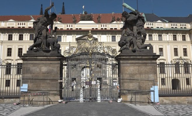 Туристы разочарованы: из-за ремонта на Пражском граде отменили смену караула