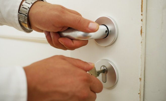 Как обезопасить дом во время отпуска: советы полиции