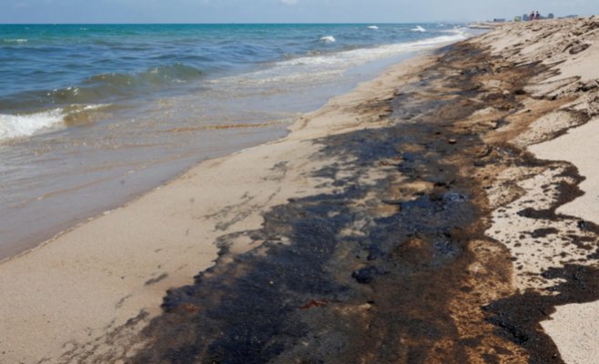 В Испании закрывают пляжи из-за нефтяного пятна