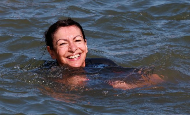 Мэр Парижа демонстративно искупалась в Сене, но река не выглядит привлекательной
