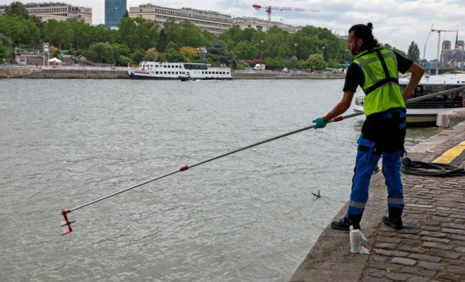Мэр Парижа демонстративно искупалась в Сене, но река не выглядит привлекательной