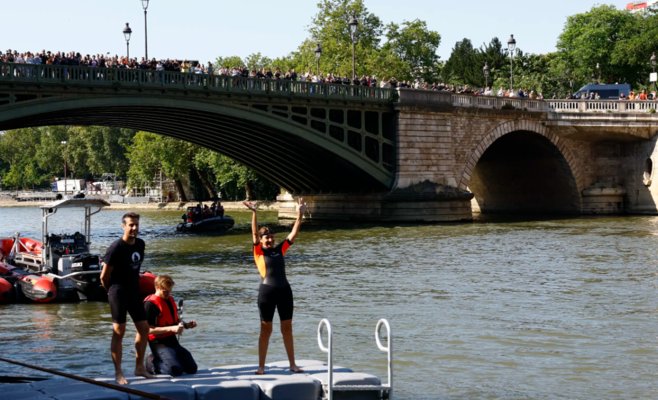 Мэр Парижа демонстративно искупалась в Сене, но река не выглядит привлекательной