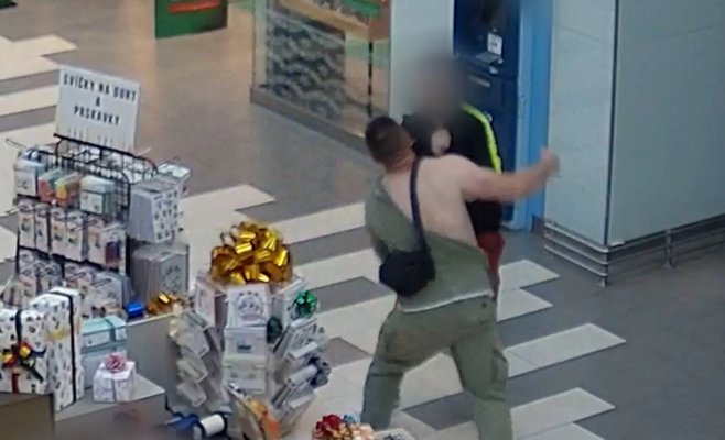 Вор в Праге набил карманы и сбежал, отправив сотрудника магазина на землю правым хуком