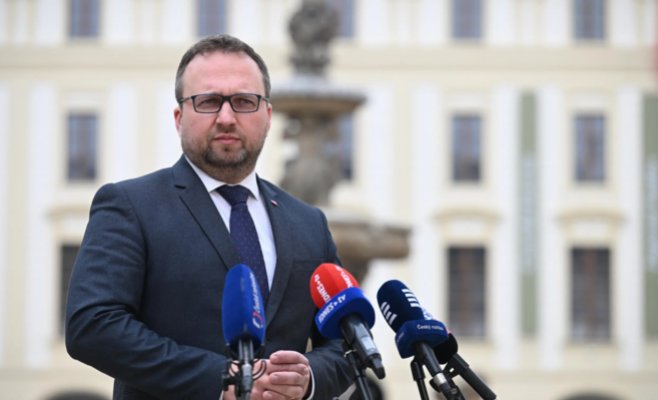 Юречка предложит повысить зарплаты чиновников и школьных работников до десяти процентов