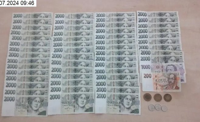 Пенсионер в Брно на остановке потерял сумку в которой было 107 000 крон и фото внучки