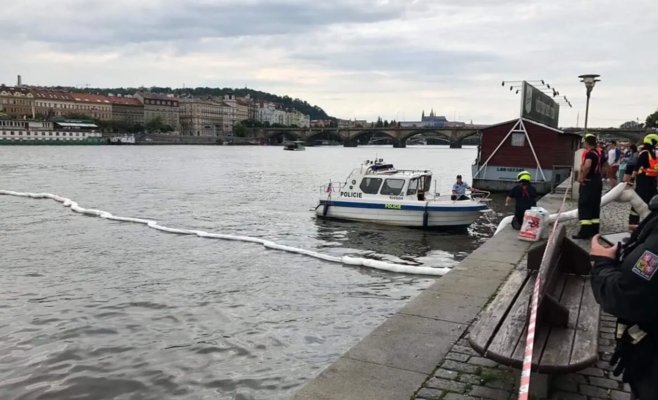 Лодка в центре Праги: 25 человек экстренно эвакуированы из-за затопления машинного отделения