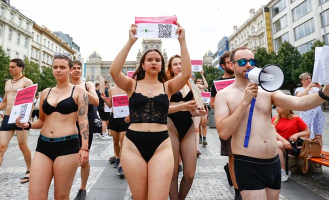 Активисты в Праге устроили протест за права животных, раздеваясь до нижнего белья