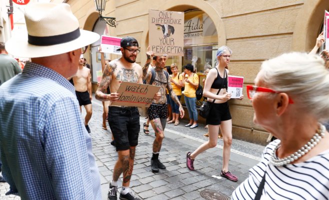 Активисты в Праге устроили протест за права животных, раздеваясь до нижнего белья