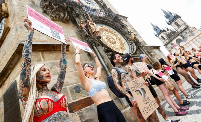 Активисты в Праге устроили протест за права животных, раздеваясь до нижнего белья